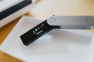 Ledger наконец-то выпустил аппаратный кошелек Stax после нескольких месяцев задержек